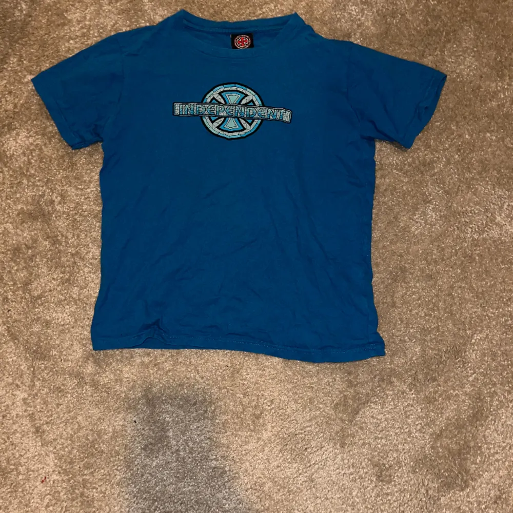 Independent ”skateboard” t-shirt i storlek 12-14 år. T-shirts.