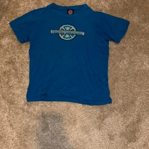 Independent t-shirt - Independent ”skateboard” t-shirt i storlek 12-14 år