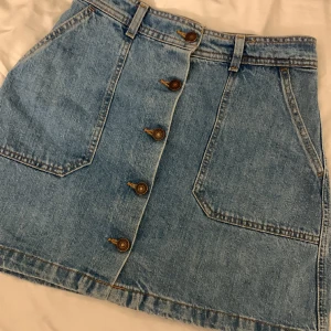 Snygg jeans kjol - Säljer denna voola kjol från zara aldrig använd då den är för liten 💕