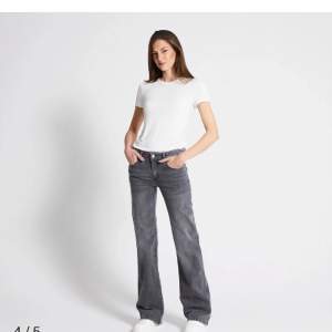 Skitsnygga 90s boot jeans från lager 157 med detaljer på fickorna! Använda endast en gång därav pris då dem är i nyskick🤗strl s full length