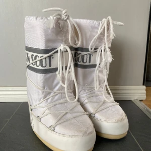 Moon boot - Vita moon boots storlek 35-38 har lite smutsfläckar då dom är vita men knappt använda 