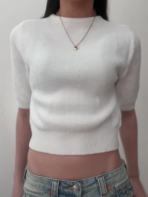 Vit stickad tröja  - Jätte söt vit kortärmad stickad tröja som är originellt ifrån zara!