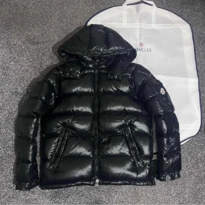 Moncler Jacka - MAYA SHORT DOWN JACKET - En jacka från Moncler (Mod. Maya) i storlek M. Jackan är i nyskick (inga defekter) och använd fåtal gånger, finns kvitto! Nypris är 15 685 kr och vårt pris 4999 kr. Vid frågor eller funderingar tveka inte att kontakta oss! Passa på!