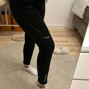 Nike byxor - Nike byxor i storlek M. Jätte sköna å ha på sig. Lite små i storleken 