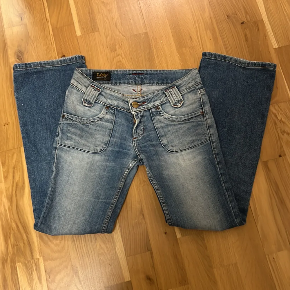 Säljer dessa super snygga lee boutcut jeans med låg midja som tyvär är för små på mig. Dom har används ett fåtal gånger och är i super bra skick!!💘W27. Jeans & Byxor.