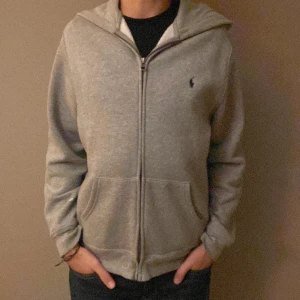 Polo zip - Säljer min polo zip i färgen grå, den är i bra skick och sitter som den ska. En liten defekt i högra ärmen men inget som stör. Tveka inte att fråga om tröjan, pris kan diskuteras💫👍