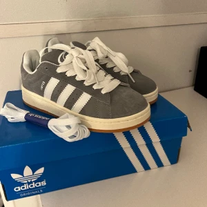 Adidas campus 00 - Gråa adidas campus 00, helt oanvända, säljer pga inte min stil. 1250kr+frakt ❗️BUD: 1500kr+frakt ❗️SLÄPPER DIREKT FÖR 1500kr