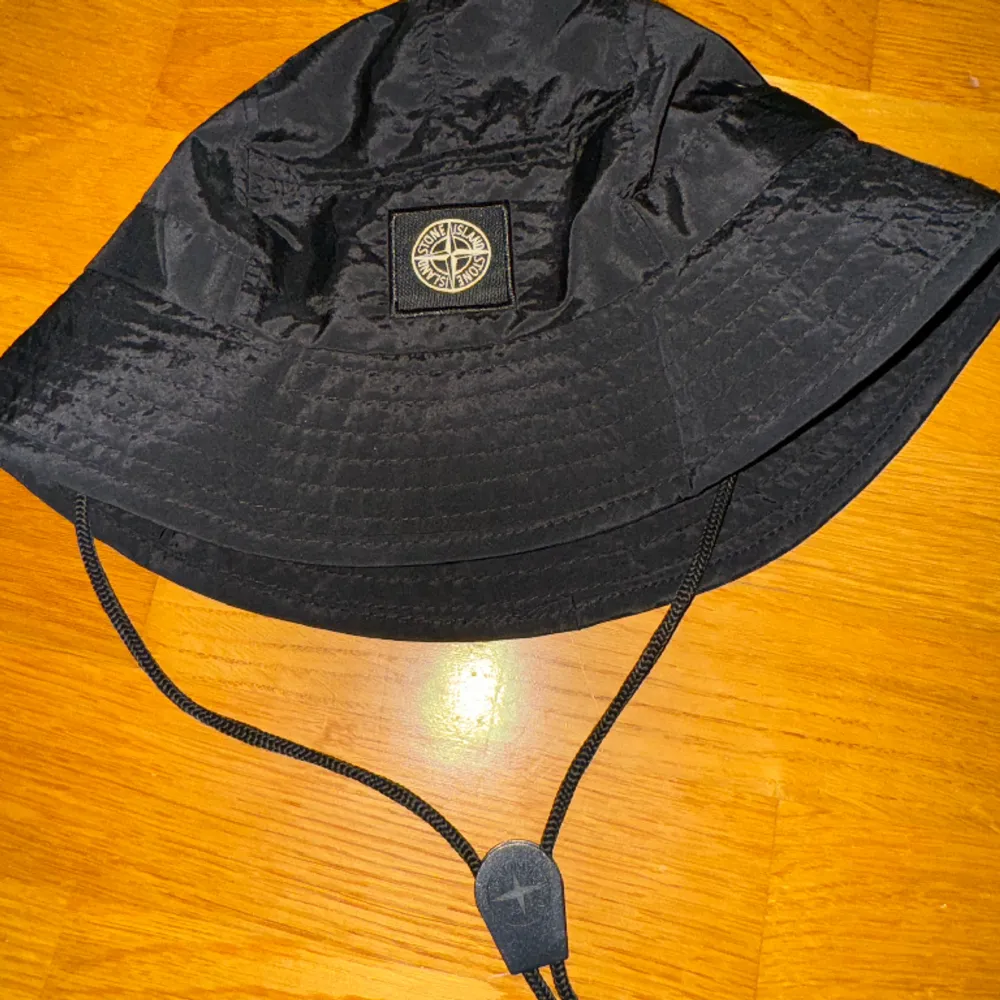 En Stone Island bucket/fiske hatt i nylon perfekt till sommaren 10/10 skick nästan oanvänd . Accessoarer.