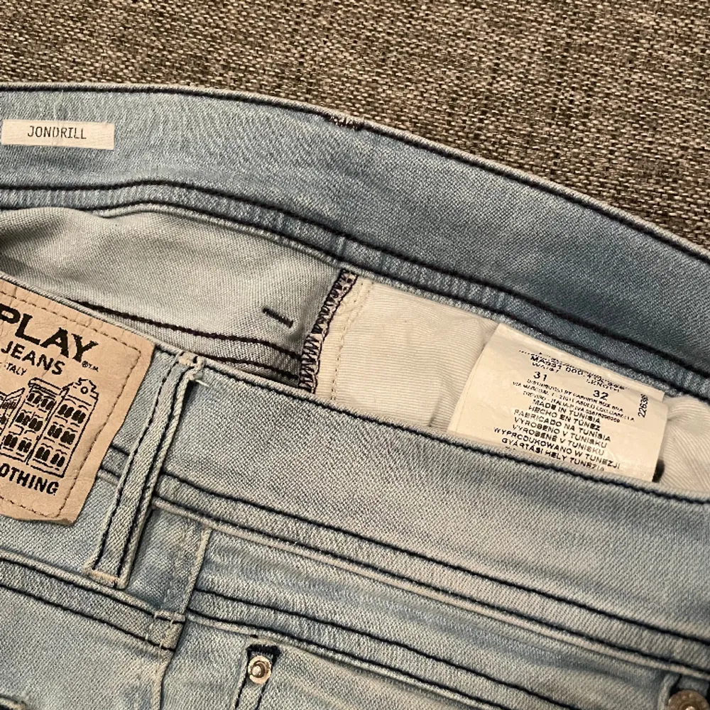 Säljer nu dessa sjukt snygga jeansen från Replay i grymt bra skick. De är i storlek 31/32 och modellen heter jondrill. Referens- killen på bilden är 185 och väger 70 kg! Hör gärna av dig vid frågor och funderingar 😃. Jeans & Byxor.