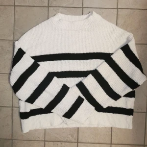 Stickad fårn pull&bear 🤩 - Stickad tröja fån pull&bear i storlek S 🤩