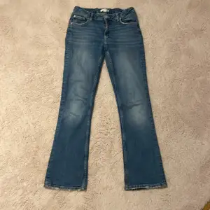 Mörk blåa jeans från Gina tricot i storlek 164 jättefina finns inte kvar i butik 