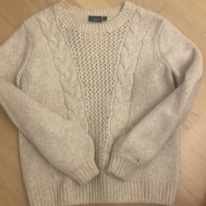 Stickad tröja  - Fin stickad tröja, knappt använd. 