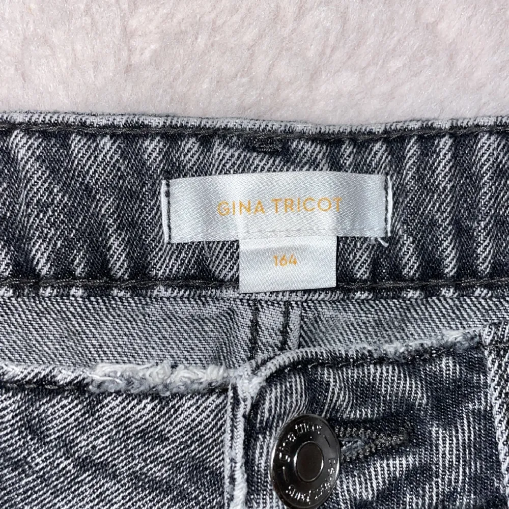Grå straight lite boocut jeans från Gina tricot Super bra skick . Jeans & Byxor.