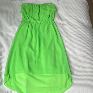 Grön strapless klänning - Jag är 152cm och den är lite för liten hade rekommenderat för 148cm,fantastisk pros använd fåtal gånger