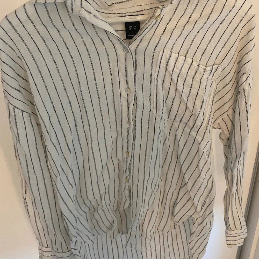 Randig linne skjorta i storlek xs från Lindex inte använd så mycket. Bra inför sommaren,  köpt för 350 kr. Tryck gärna köp nu. Skjortor.