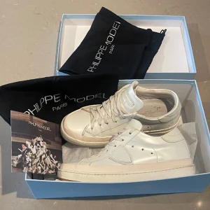 Sneakers från philippe model - Skor från philippe model, nypris 3300kr, lite ”uppskrapade” på insidan av skorna - se den sista bilden. Annars i bra skick, storlek 36. 