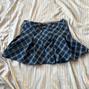 Kjol från H&M  - Den har en knapp och dragkedja. Den är inte stretchig 