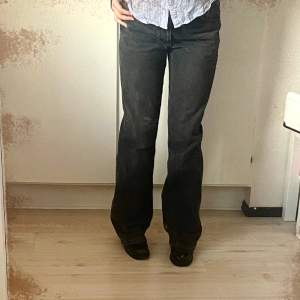 Mörkgråa/svarta jeans från Zara i fint skick. Mid waist, straight/lite flared jeans. Är själv 1,60 men de skulle även passa nån som va längre då dom är rätt långa. Fråga kring funderingar 💕