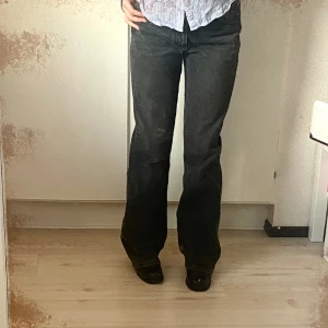 Straight jeans - Mörkgråa/svarta jeans från Zara i fint skick. Mid waist, straight/lite flared jeans. Är själv 1,60 men de skulle även passa nån som va längre då dom är rätt långa. Fråga kring funderingar 💕