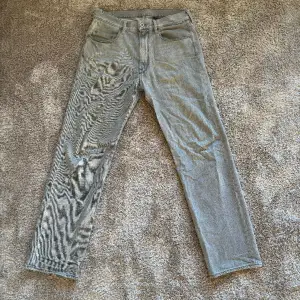 Gråa G-Star Raw jeans i modellen relaxed straigth, storlek 31/32 Skick 7/10, slitningar vid hälarna. Nypris 1400