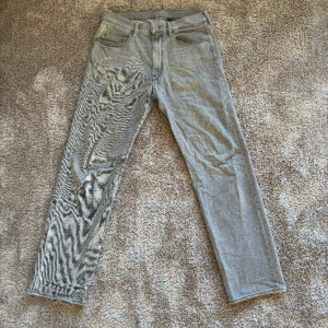 G-Star raw jeans 31/32 - Gråa G-Star Raw jeans i modellen relaxed straigth, storlek 31/32 Skick 7/10, slitningar vid hälarna. Nypris 1400