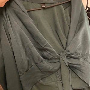 Grön blus - Grön blus från shein. Använd vid ett tillfälle, som ny. Storlek xs. Mörkgrön, bilden är missvisande gällande färgen 