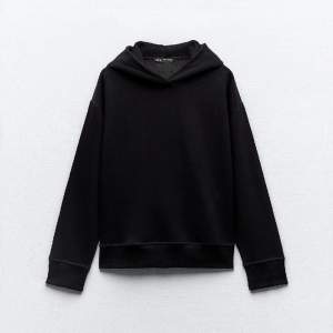 Säljer nu min knappt använda zara hoodie i svart då jag tycker den är lite för liten för mig 💕 kom privat för egna bilder ! Passa på nu med gratis frakt under 7 dagar (29 jan - 4 feb) !!