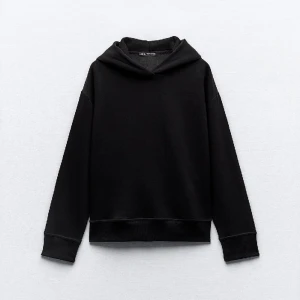Zara hoodie  - Säljer nu min knappt använda zara hoodie i svart då jag tycker den är lite för liten för mig 💕 kom privat för egna bilder ! Passa på nu med gratis frakt under 7 dagar (29 jan - 4 feb) !!