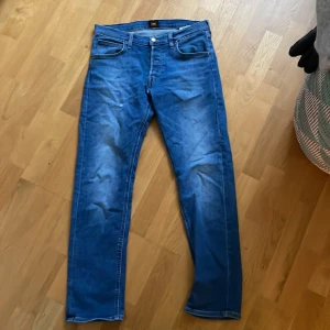 Lee Jeans 32/32 - Super sköna Lee Jeans storlek 32/32. Ganska slim fit men ändå stretchiga. Passar till allt!