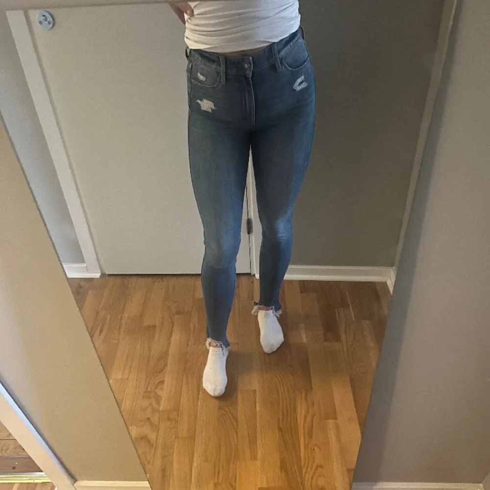 Ett par blåa högmidjade jeans från hollister i strl w25 l30 men de är väldigt stretschiga och sitter väldigt snyggt . Jeans & Byxor.