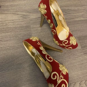 Festskor  - Röd/guld Festskor i högklack. Strl 39 