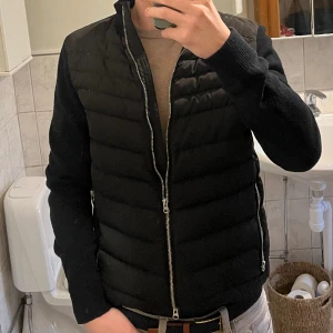 Lagency cardigan - Tja! Säljer denna riktigt schyssta our legacy cardiganen, pris 399kr men kan diskuteras vid snabb affär, skick 8/10 varsamt använda för fler frågor eller funderingar är det bara att höra av sig mvh Jonte 