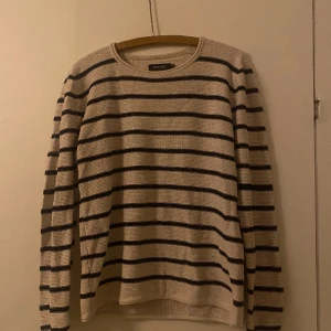 Randig tröja - Tröjan är i xl och gjort för men men är en perfekt oversized tröja för dem som tycker sånt är snyggt. Väldigt fin för sena sommarkvällar och är i relativt nytt skick.