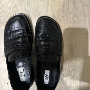Eytys loafers st 37 - Sparsamt andvända loafers/ slip on ifrån eytys i storlek 37!  Använda ett fårtal gånger under sommarhalvåret så dom är absolut i nyskick! Fungar både till vardag samt festligare tillfälle !