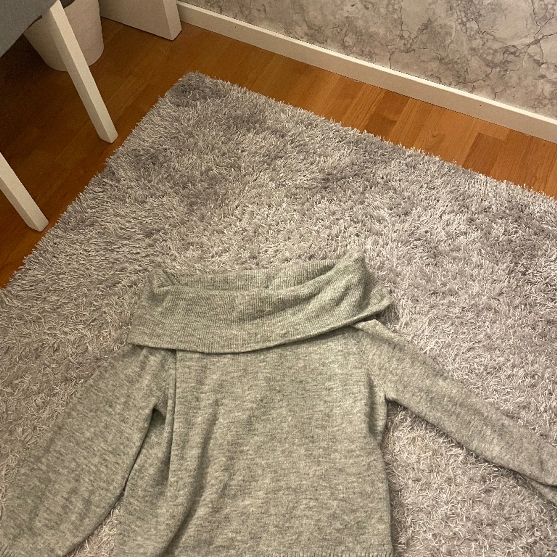 Off shoulder stickad tröja