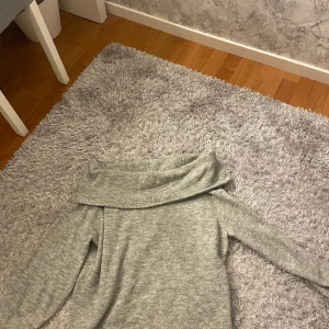 Off shoulder stickad tröja - Grå stickad off shoulder tröja från H&M. Fint skick.🩷