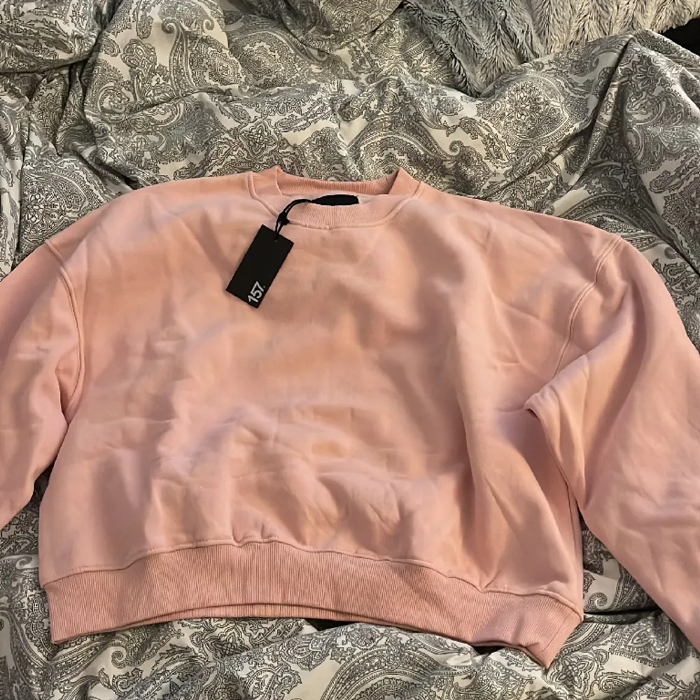 En super skön sweatshirt från lager 157💕  Den är i storlek xs/s och aldrig använd . Tröjor & Koftor.
