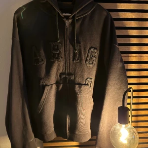 Axel Arigato hoodie - Säljer en riktigt schysst Axel Arigato hoodie i mörkblått. Inköpt på Axel Arigato i Göteborg för ett år sedan, sparsamt använd! Oversize  Storlek: M