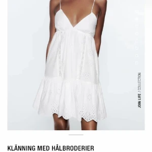 Vit klänning - Jätte fin vit klänning från zara som har en fin knytning i ryggen. klänningen säljs ej längre!🫶🏻 Skriv för fler frågor💕