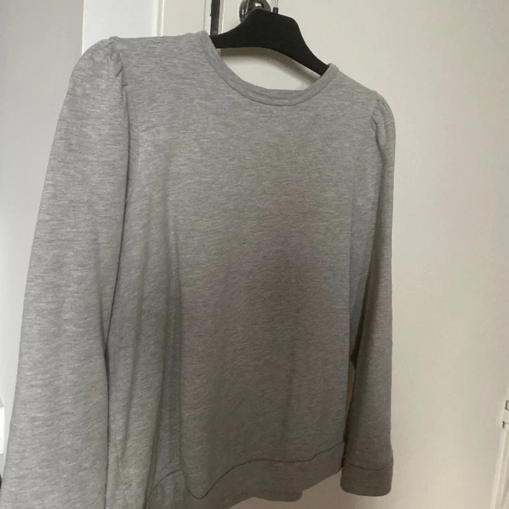 Säljer denna jätte fina grå tröja från Vila. Den har en liten detalj på axlarna och är väldigt liten i storleken. Jag som vanligt vis har XS är S/L för litet för mig🩶. Tröjor & Koftor.