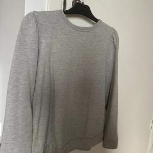 Säljer denna jätte fina grå tröja från Vila. Den har en liten detalj på axlarna och är väldigt liten i storleken. Jag som vanligt vis har XS är S/L för litet för mig🩶