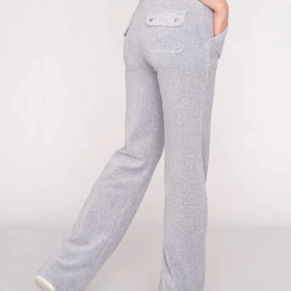 Säljer mina gråa juicy couture byxor eftersom att dom inte kommer till andvänding längre för att dom är för stora och för korta på mig som är ungefär 170 finns ”bevis” på användning och det är att saker på snörena har åkt av priset kan diskuteras❤️. Jeans & Byxor.