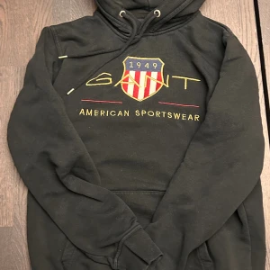 GANT hoodie - Säljer denna hoodie från gant då den blivit för liten.  Skick: 9/10 Nypris: 1200kr Pris ej hugget i sten