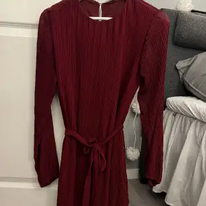Röd klänning från Nelly! Använd en gång ☺️nypris 499kr 