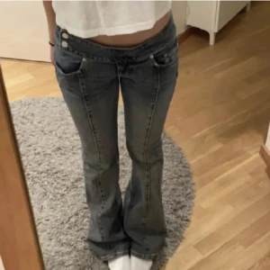 Lågmidjade jeans - Säljer dessa lågmidjade jeans då dem är för små! Innerbenslängd: ca 80cm midjemåttet: ca 30-35cm Tryck gärna på köp nu  Ser inga defekter själv