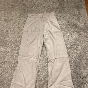 Gråa kostymbyxor  - Gråa linne byxor från H&M. Kan strykas innan sänkning. Fint skick.🩷