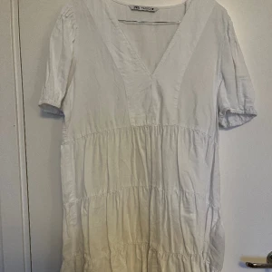 Vit klänning  - Säljer denna super söta klänning från zara då den tyvärr är för liten för mig. 