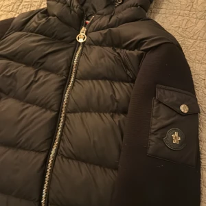 Moncler cardigan - Sjukttt fin väldigt eftertraktad Kan tänkta mig byta 🥰