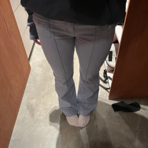 Lågmidjade hm byxor - Snygga Lågmidjade byxor i suveränt skick. 