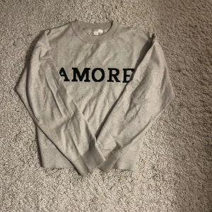 Amore tröja från gina - Amore tröja i strl: 158-164 bara använd 1 gång. Skön matriall, om du är intresserad så kan jag skicka bättre bilder och mer info!🩷🩷 orginal pris:229